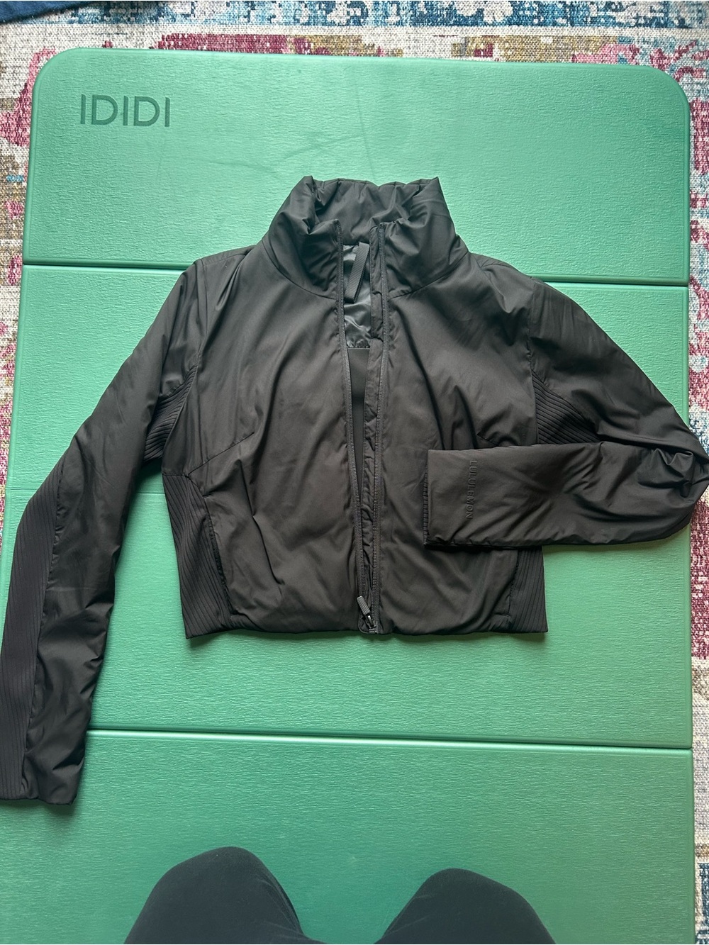 Lululemon sleek city primaloft Black Women's Cropped puffer Jacket -